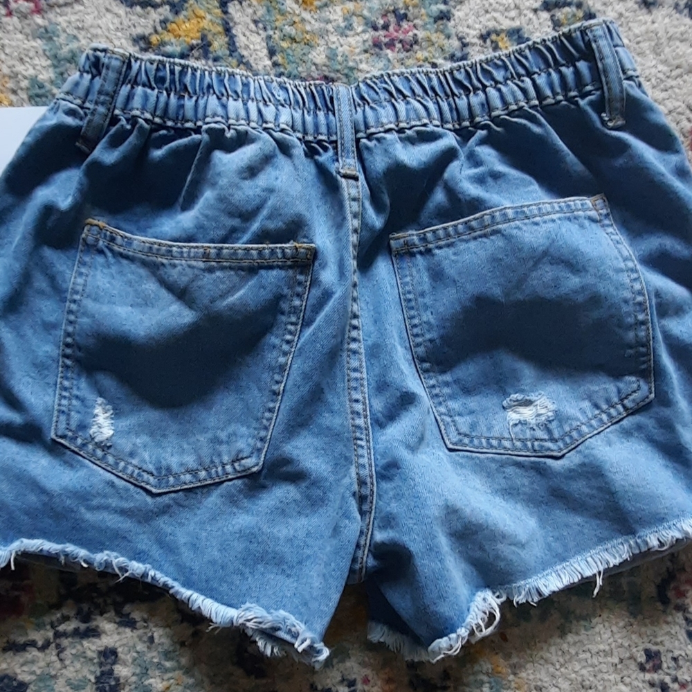 Shorts - Picture 2 of 3